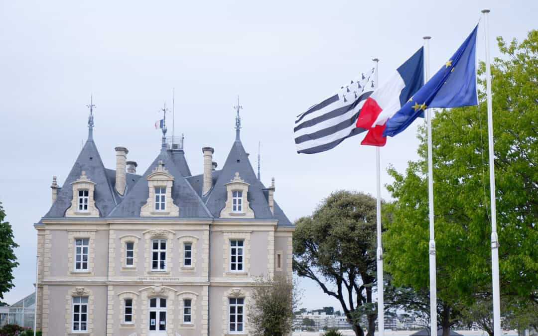 Le drapeau breton toujours devant la mairie