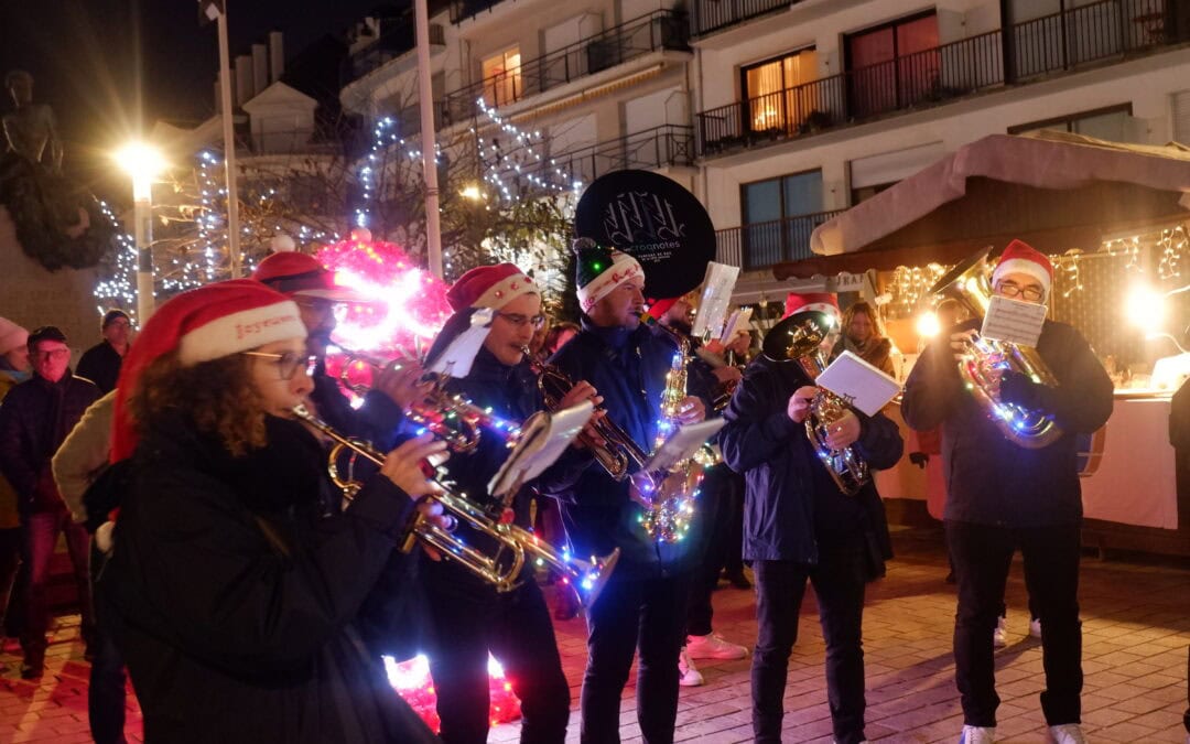 MARCHE DE NOËL – ANIMATION AVEC « LES CROQ’NOTES »
