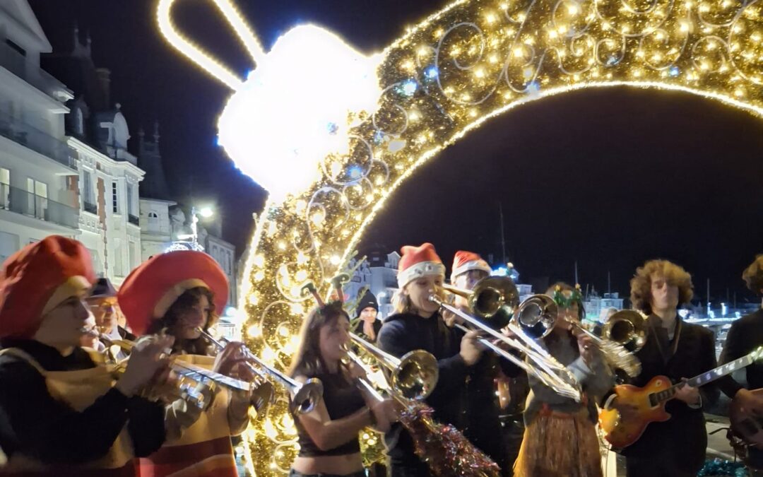 INAUGURATION DU MARCHE DE NOËL AVEC LA FANFARE « LES IRREDUCTIBLES »