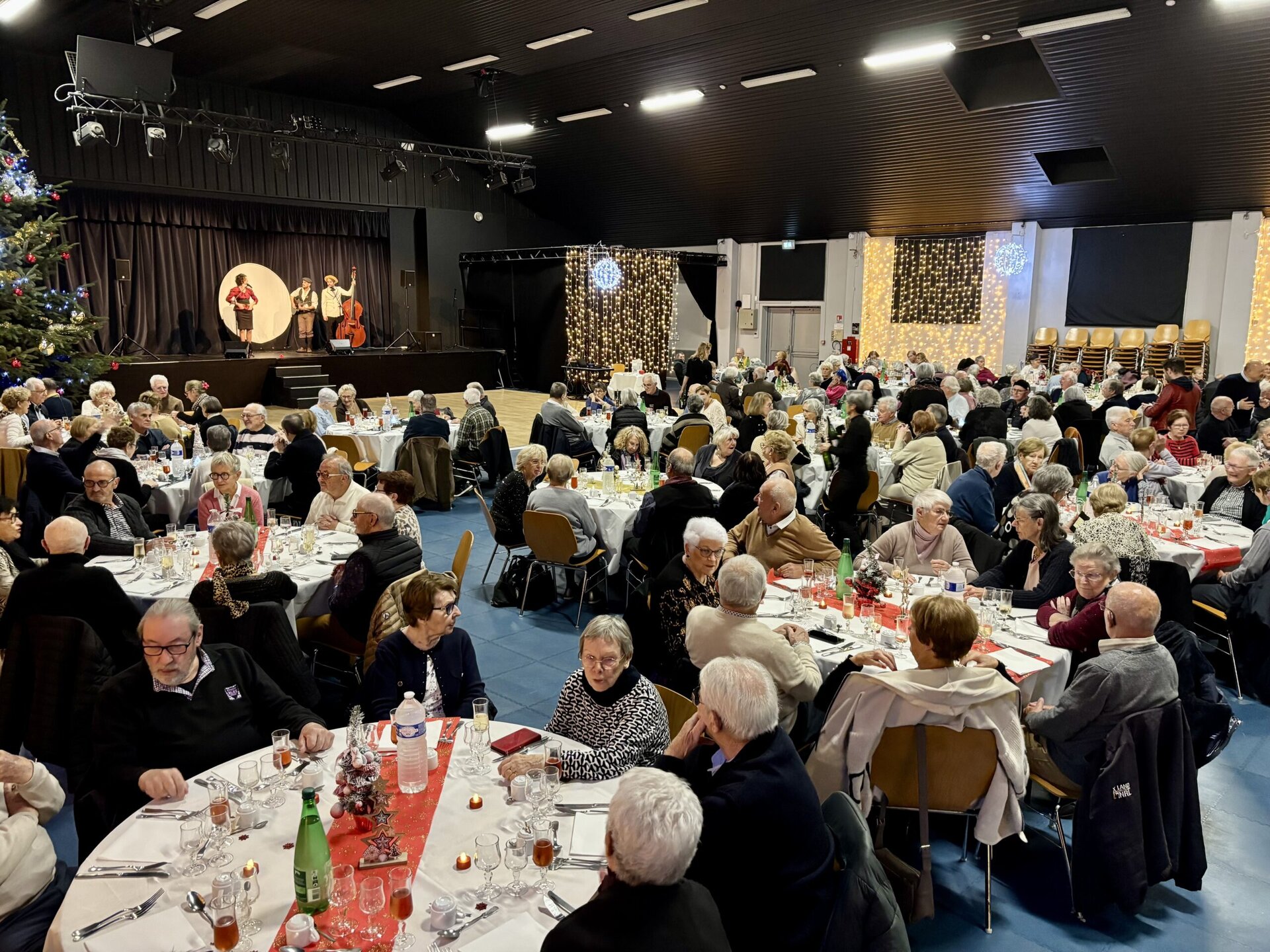 Déjeuner dansant et colis de Noël pour les aînés